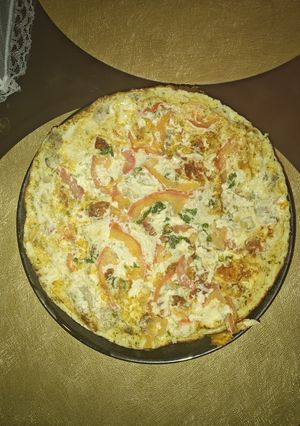 Zdjęcie przepisu Omlet „pizza” z oscypkiem i suszonymi pomidorami.