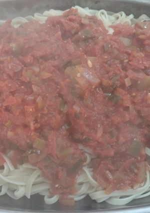 Una foto de Tallarines con salsa simple y queso rallado