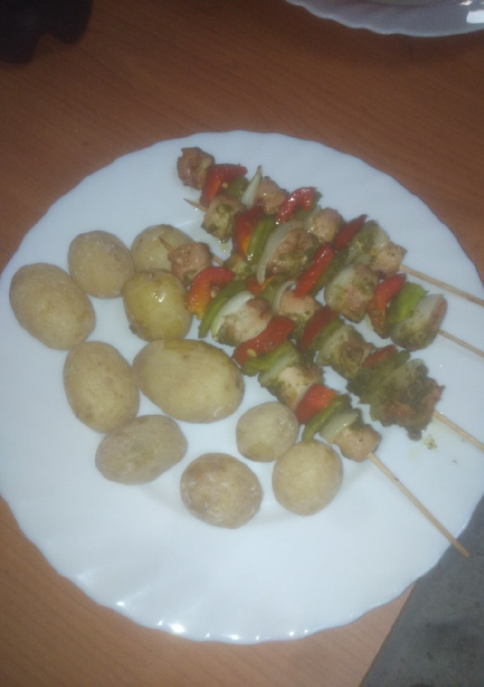 Una foto de Brochetas de pulpo y verduras al horno