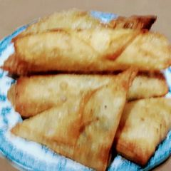 A picture of Frozen Samosa's and Spring Rolls.
