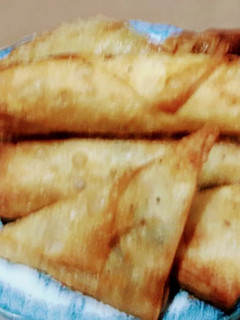 A picture of Frozen Samosa's and Spring Rolls.