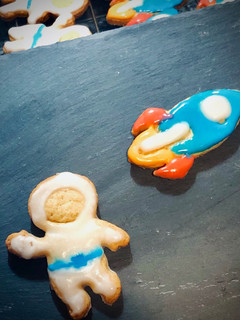 Una foto de Galletas de mantequilla de cohetes y astronautas 🚀🌖 cumple 4 de Mateo