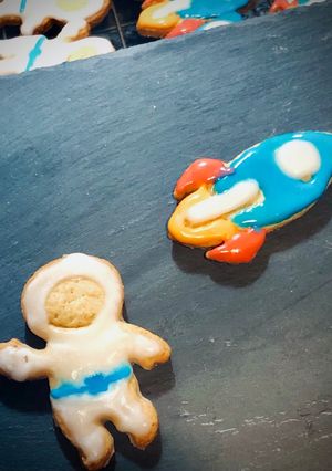 Una foto de Galletas de mantequilla de cohetes y astronautas 🚀🌖 cumple 4 de Mateo