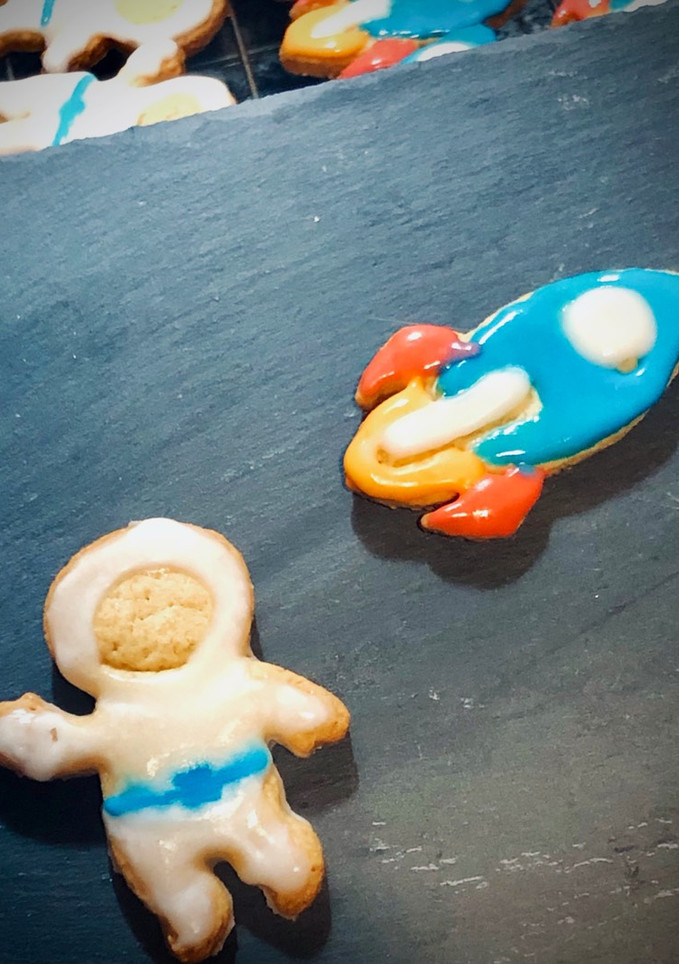 Una foto de Galletas de mantequilla de cohetes y astronautas 🚀🌖 cumple 4 de Mateo