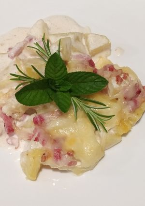 Una foto de Patatas fritas con bacon y salsa ranchera