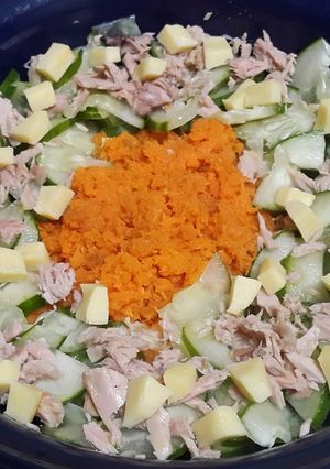 Una foto de Ensalada de pepino, zanahoria, atún y queso