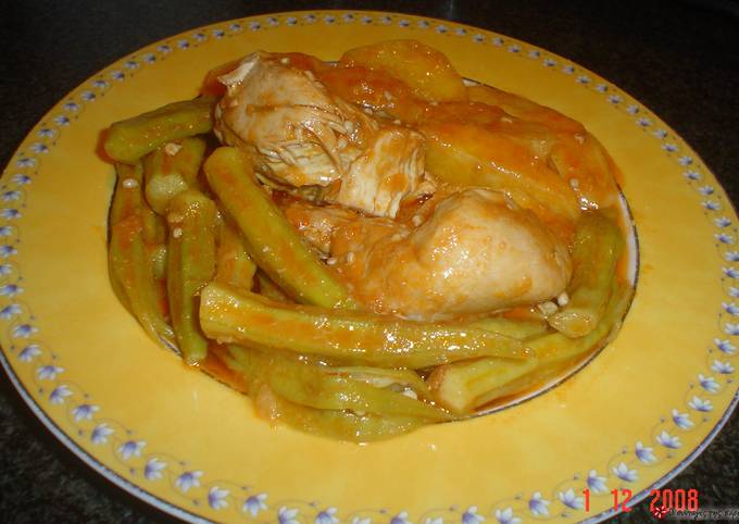 κύρια φωτογραφία συνταγής Κοτόπουλο με μπάμιες