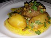 Una foto de carne de puerco al perejil