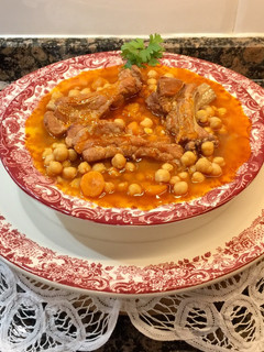 Una foto de Garbanzos guisados con costillas