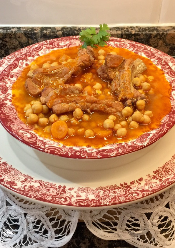Una foto de Garbanzos guisados con costillas