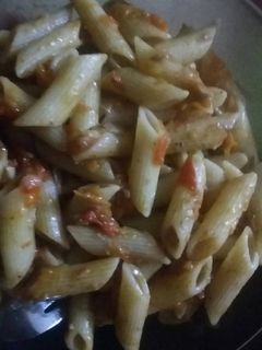 صورة لوصفة مكرونه حمرا بالتونه 🐟🐟😋😋