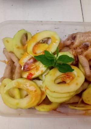 Hình của món Chân gà trộn xoài non.