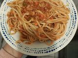 Fideos con salsa con pocos recursos..