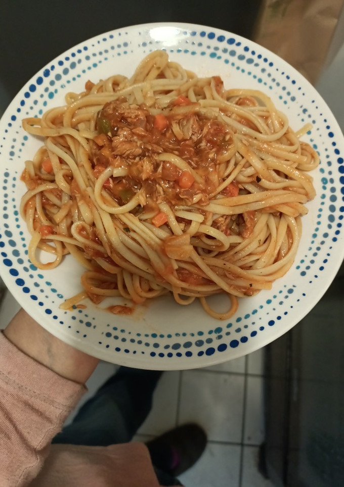 Una foto de Fideos con salsa con pocos recursos..