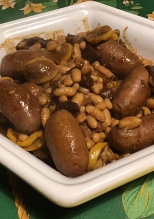 Une photo de Minis chorizos aux haricots blancs, tomates séchées et courgettes jaunes