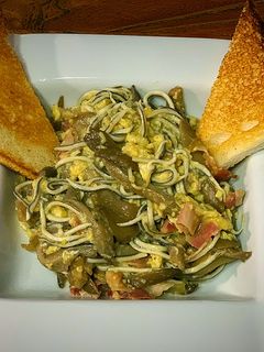 Una foto de Revuelto de gulas, setas y panceta