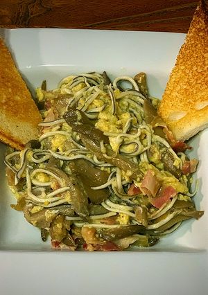 Una foto de Revuelto de gulas, setas y panceta