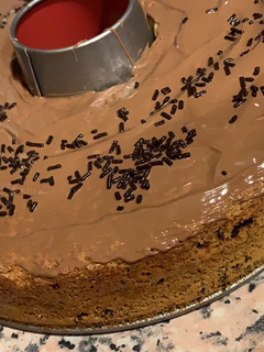 Una foto de Bizcocho con trocitos de chocolate y por fuera cobertura de chocolate