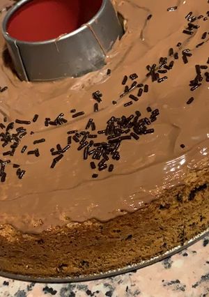 Una foto de Bizcocho con trocitos de chocolate y por fuera cobertura de chocolate