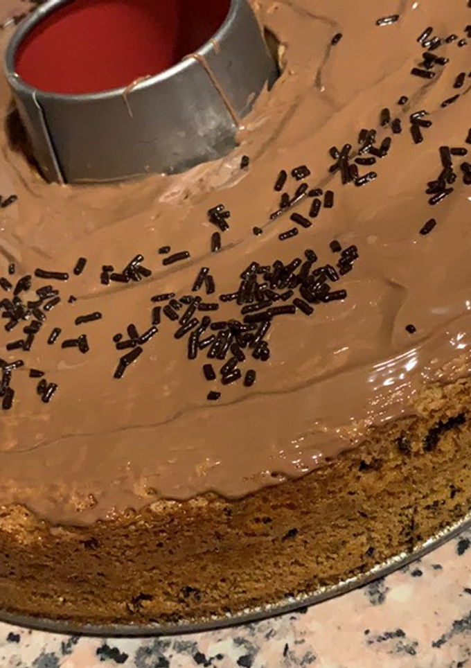 Una foto de Bizcocho con trocitos de chocolate y por fuera cobertura de chocolate