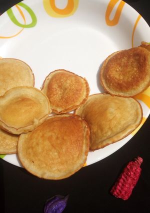 A picture of Vanilla-stuffed mini pancakes.