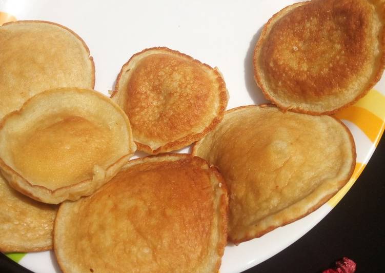 Vanilla-stuffed mini pancakes