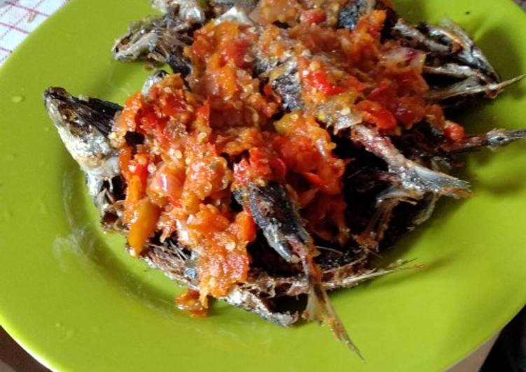 Cara mudah Menyiapkan Ikan dencis sambel pedas :) Lezat