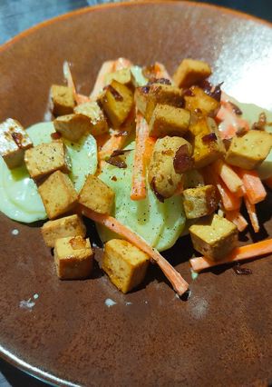 Une photo de Salade de tofu, carottes et concombre
