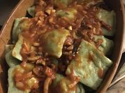 Una foto de raviolis de espinaca