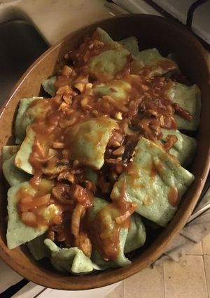Una foto de Raviolones de calabaza y nueces con masa de espinacas