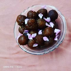 A picture of Gulab Jamun.