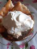 Dessert al cucchiaio con caffè, panna e pasta sfoglia