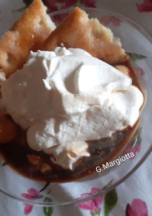 Foto di Dessert al cucchiaio con caffè, panna e pasta sfoglia