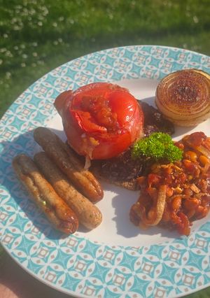 Füstben sült bbq angol reggeli (English breakfast): sült paradicsom Onsen lágy tojás, sült bab, recept fotója