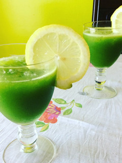 Una foto de Jugo de albahaca granizado con limón 🍋