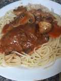 Niñitos envueltos en salsa con fideos