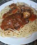 Niñitos envueltos en salsa con fideos