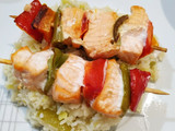 Brochetas de salmón y arroz con verduras