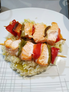 Una foto de Brochetas de salmón y arroz con verduras