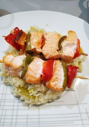 Una foto de Brochetas de salmón y arroz con verduras