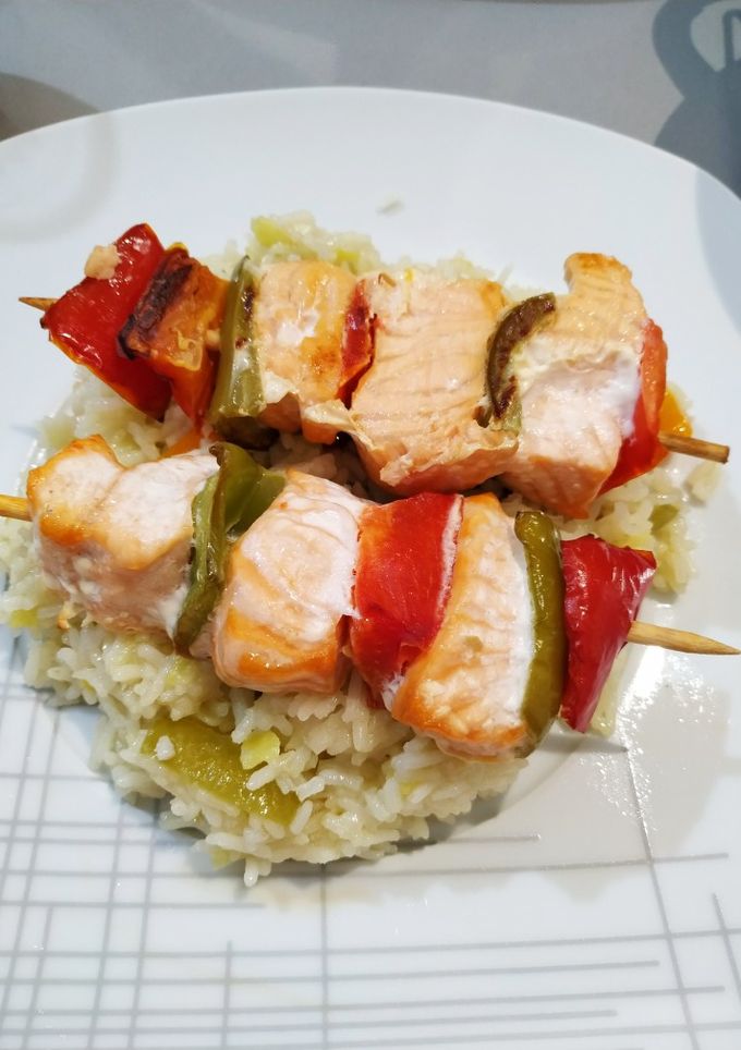 Una foto de Brochetas de salmón y arroz con verduras