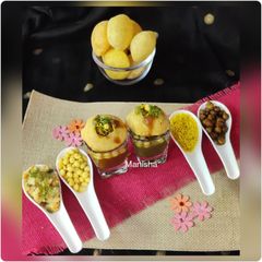 A picture of Mumbai's Golgappa.