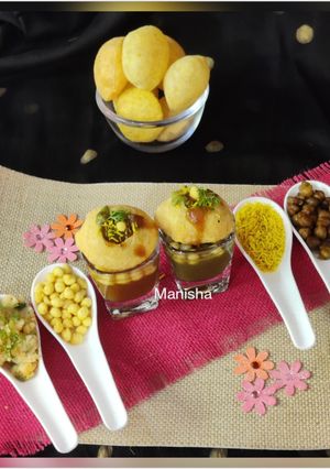 A picture of Mumbai's Golgappa.