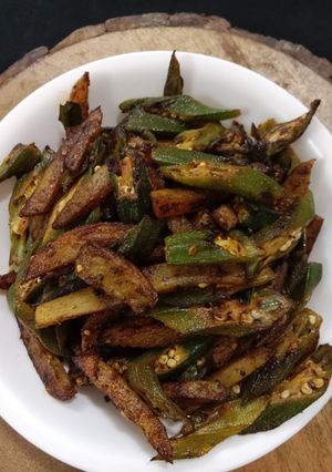 A picture of Dhabha style aloo bhindi fry.