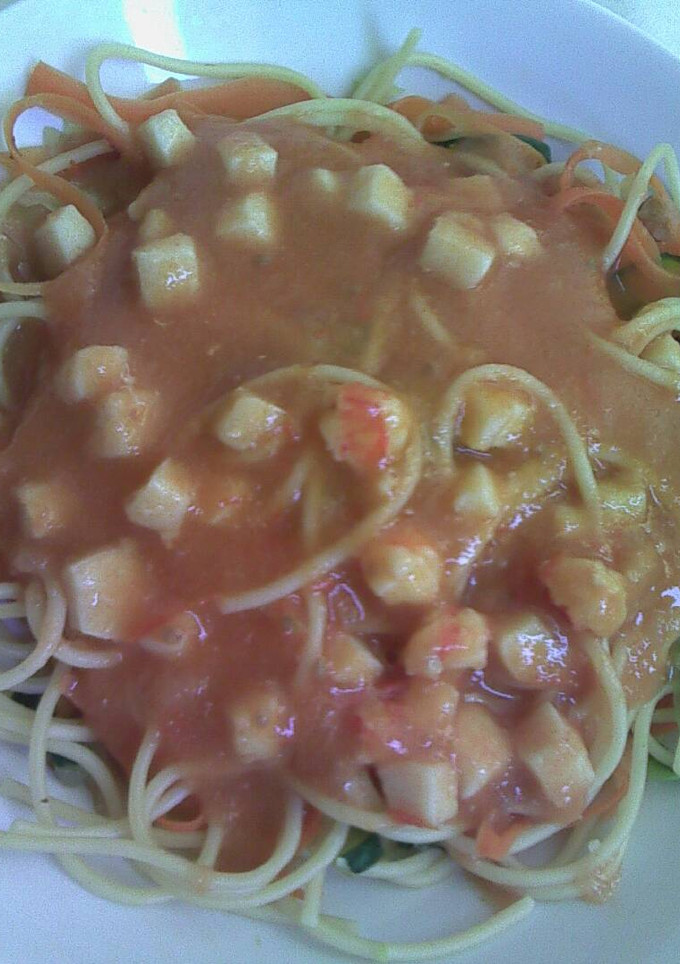 Una foto de Espagueti tricolor con salsa de marisco