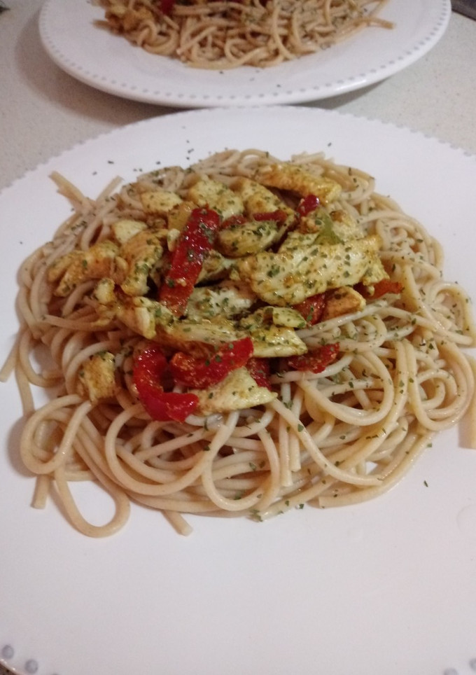 Una foto de Espaguetis con pollo al curry