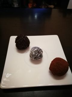 Una foto de Bombones de frutos secos veganos