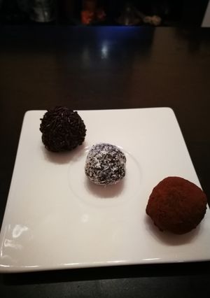 Una foto de Bombones de frutos secos veganos