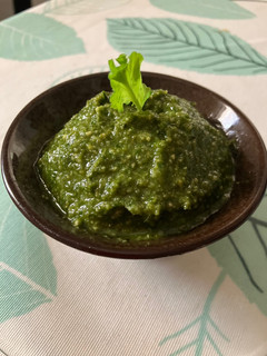 Una foto de Pesto de rúcula y albahaca con anacardos