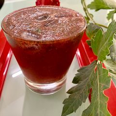 A picture of Strawberry Mint And Ginger Spritzer.